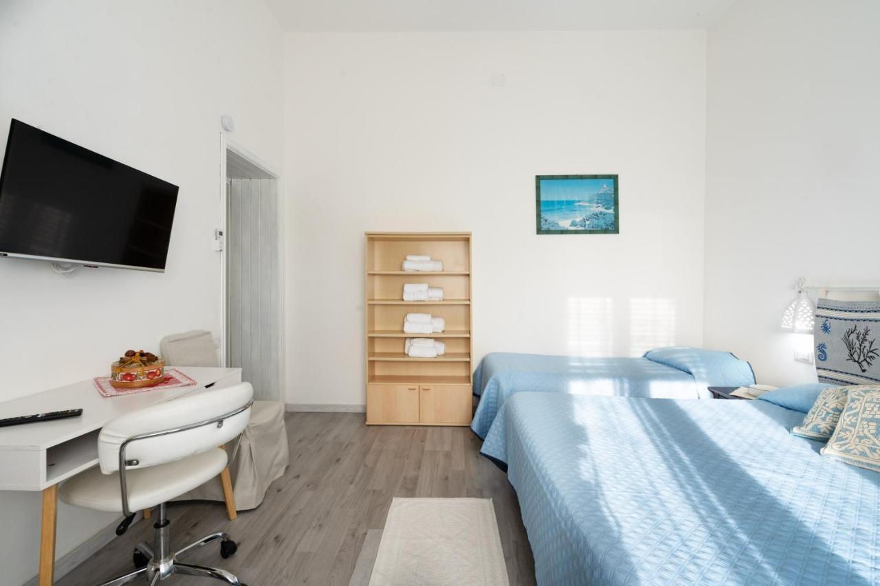 Cagliari Central Rooms With Port View Exteriör bild